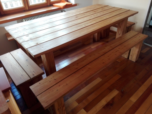 Tavolo con panche in larice